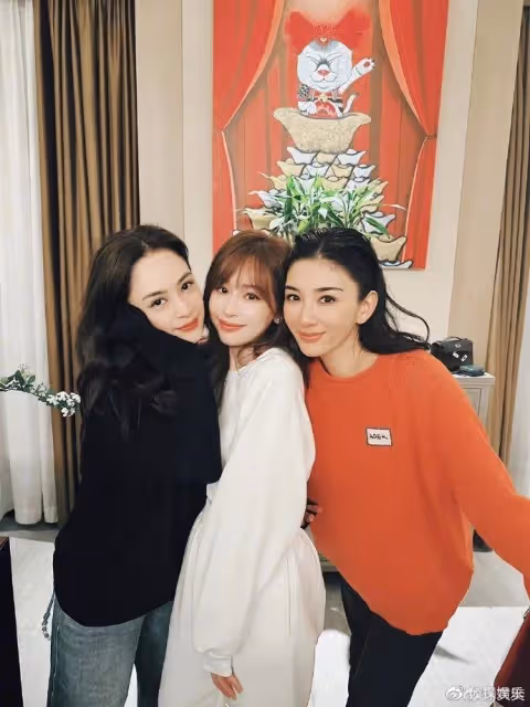 黃奕曬浪姐3聚會照,與阿嬌王心凌同框比美,40+姐姐一個賽一個美
