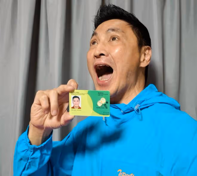 何家勁領取老人乘車優惠卡!坐公交只需2元,63歲仍帥氣似小伙