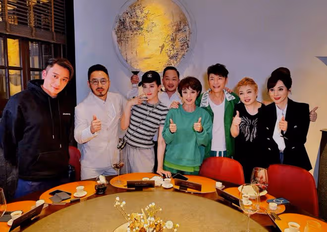 一眾港星上海走秀!齊穿中式禮服太耀眼,江華仍帥氣米雪氣質好