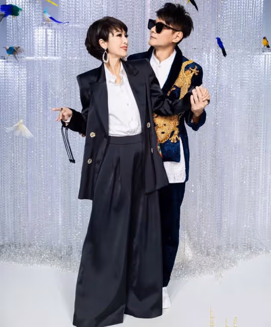一眾港星上海走秀!齊穿中式禮服太耀眼,江華仍帥氣米雪氣質好