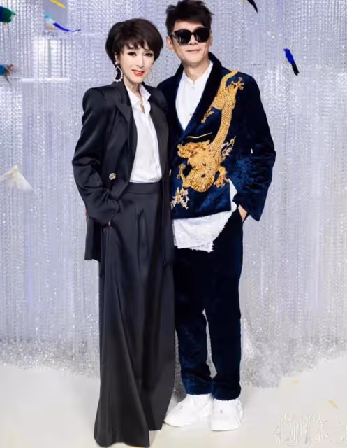 一眾港星上海走秀!齊穿中式禮服太耀眼,江華仍帥氣米雪氣質好