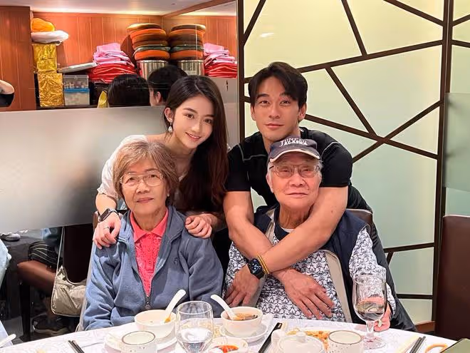 錢小豪錢嘉樂為父母慶生！祖孫三代長相相似，湯盈盈穿紅衣搶鏡