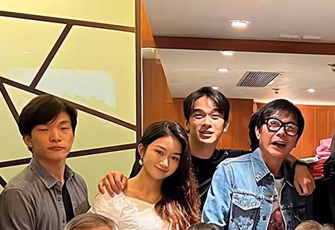 錢小豪錢嘉樂為父母慶生！祖孫三代長相相似，湯盈盈穿紅衣搶鏡
