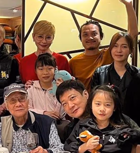 錢小豪錢嘉樂為父母慶生!祖孫三代長相相似,湯盈盈穿紅衣搶鏡