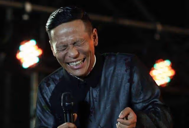 宋小寶攜二婚嬌妻購物,王雪掌控財政大權,小腹凸起明顯疑懷孕