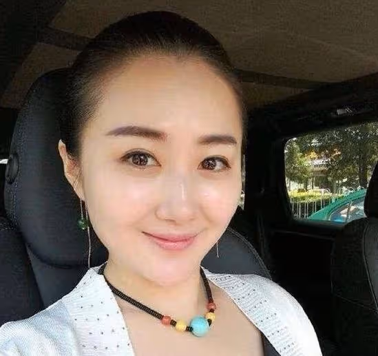 宋小寶攜二婚嬌妻購物,王雪掌控財政大權,小腹凸起明顯疑懷孕