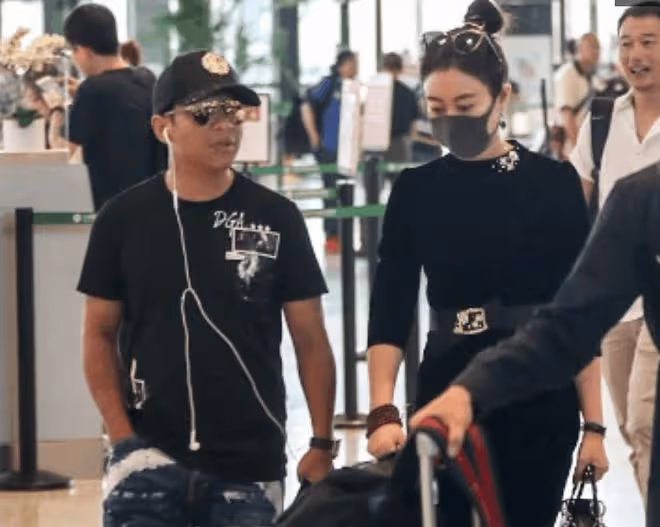 宋小寶攜二婚嬌妻購物,王雪掌控財政大權,小腹凸起明顯疑懷孕