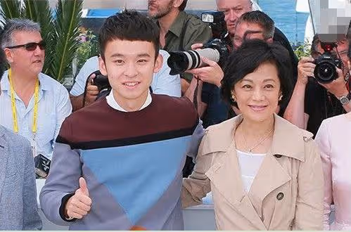 靠媽上位董子健，公開回應與邱天戀情，難道孫怡是被逼離婚？