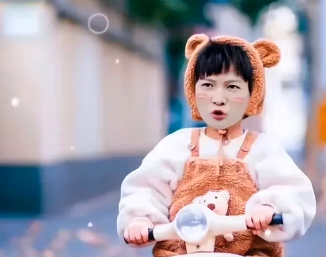 微博之夜:年度歌手周深,貢獻殿堂級舞台,合影儀式盡顯高情商!