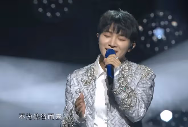 微博之夜:年度歌手周深,貢獻殿堂級舞台,合影儀式盡顯高情商!