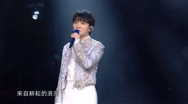 微博之夜:年度歌手周深,貢獻殿堂級舞台,合影儀式盡顯高情商!