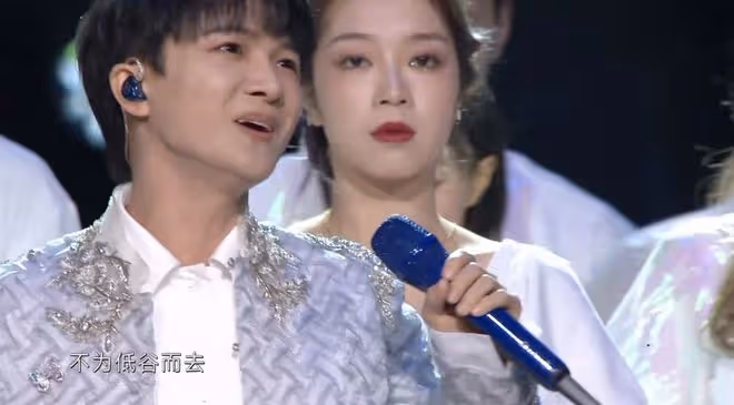 微博之夜:年度歌手周深,貢獻殿堂級舞台,合影儀式盡顯高情商!