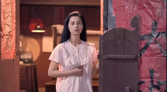一代艷星淪為服務員:「一脫成名」的她,有多悽慘?