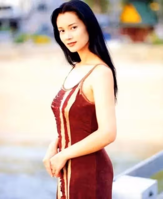 一代艷星淪為服務員:「一脫成名」的她,有多悽慘?