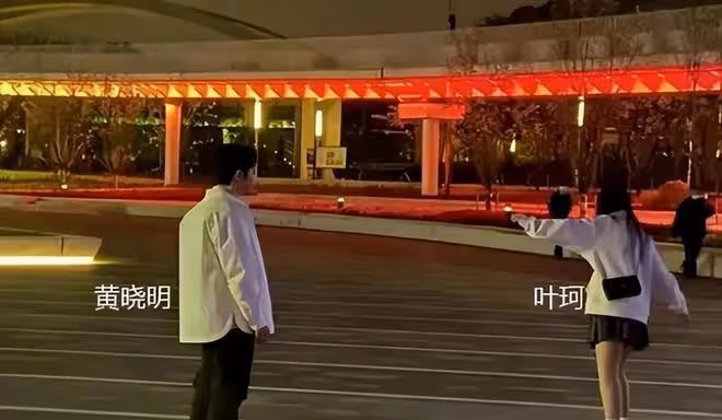 黃曉明深夜陪葉珂玩滑板!穿情侶裝滿眼寵溺,女方曾帶婚戒疑結婚