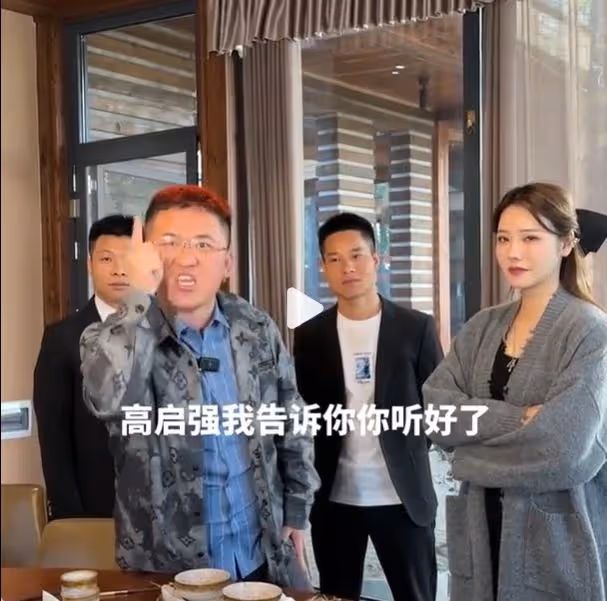 姜濤：《狂飆》熱度蹭個不停，頭戴安全帽，模仿高啟強認「乾爹」