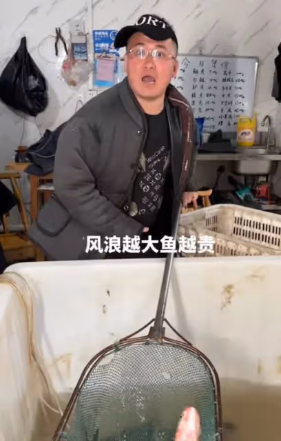 姜濤:《狂飆》熱度蹭個不停,頭戴安全帽,模仿高啟強認「乾爹」