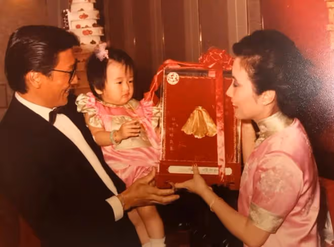 億萬富婆汪明荃又認乾女兒!75歲保養得宜氣質好,母女同框像姐妹