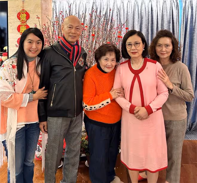 億萬富婆汪明荃又認乾女兒!75歲保養得宜氣質好,母女同框像姐妹
