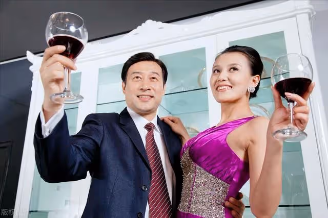 公公出軌被我撞見，我做了三點讓他感激涕零：好兒媳，再也不敢了