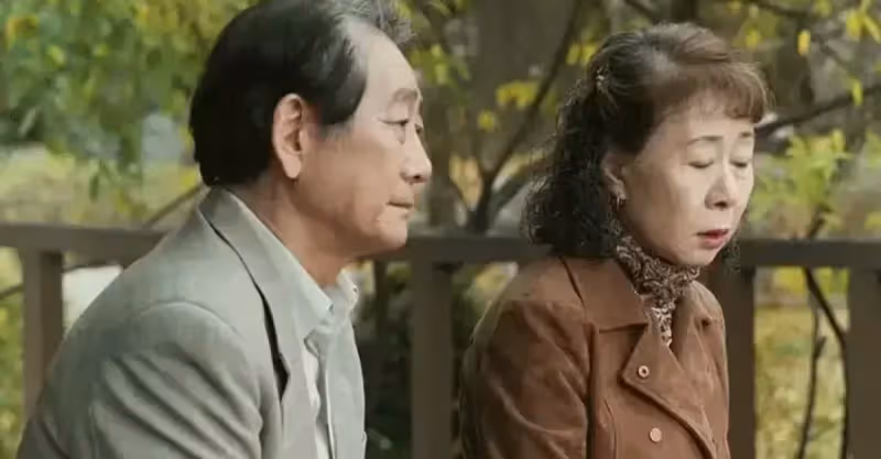 兒子28歲結婚生子，孫子出生後她去看娃，親家說:外婆來了快請坐