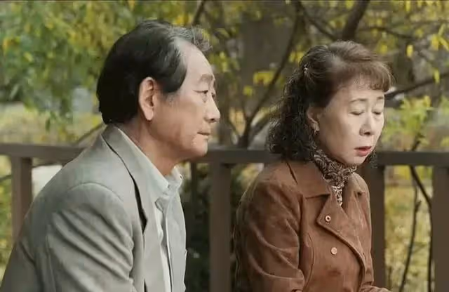 兒子28歲結婚生子，孫子出生後她去看娃，親家說:外婆來了快請坐