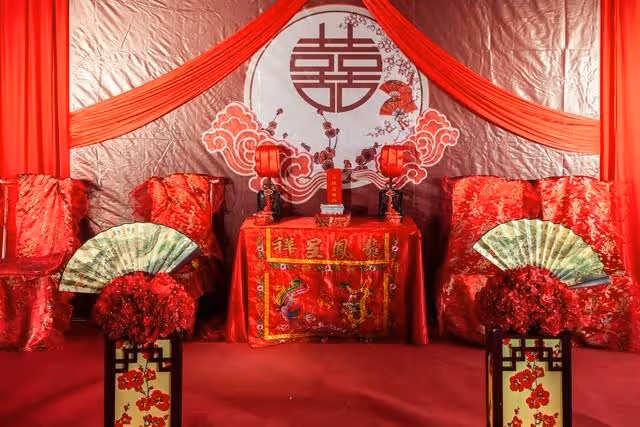 兒子28歲結婚生子，孫子出生後她去看娃，親家說:外婆來了快請坐