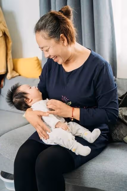 兒子28歲結婚生子，孫子出生後她去看娃，親家說:外婆來了快請坐
