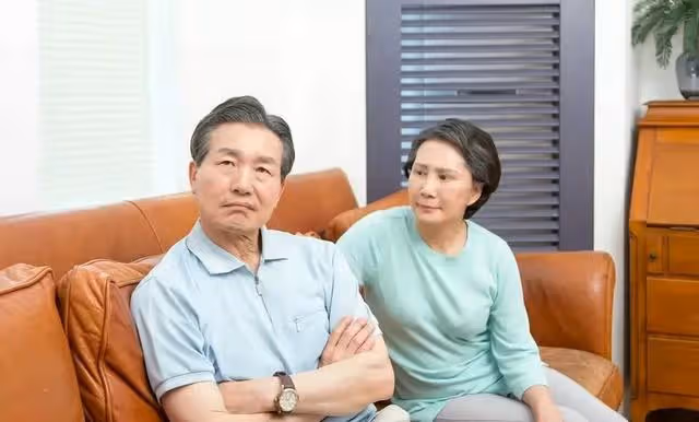 兒子28歲結婚生子，孫子出生後她去看娃，親家說:外婆來了快請坐