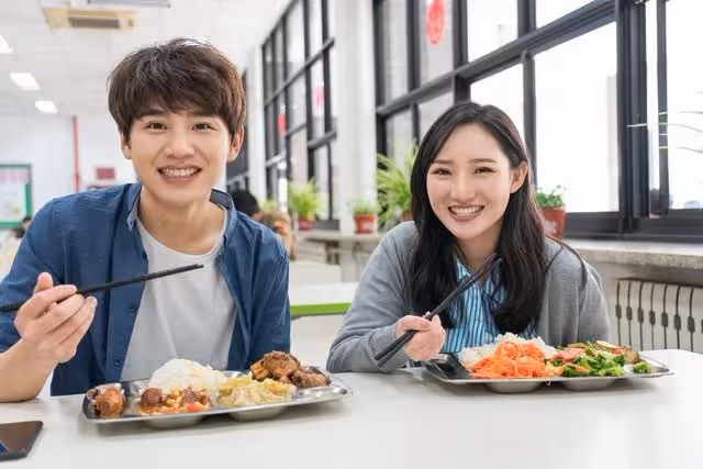 婆婆剛退休，兒媳就說:「媽，單元食堂招切配，我給您報了名」