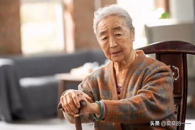 積蓄都給了兒子,去養老卻被罵吃白食,幸虧我留了一手