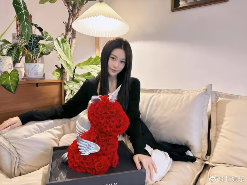 36歲張馨予曬老公視角慶生,何捷送嬌妻獨角獸玫瑰,浪漫又甜蜜