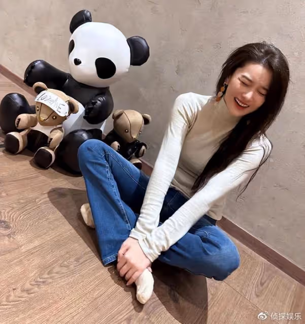 36歲張馨予曬老公視角慶生,何捷送嬌妻獨角獸玫瑰,浪漫又甜蜜