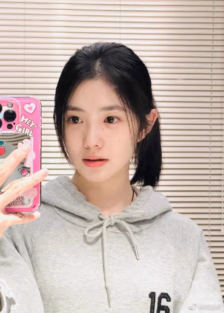 22歲劉浩存近照被質疑整容換臉，工作曬室live圖闢謠，力證天然美