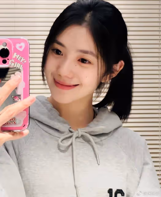 22歲劉浩存近照被質疑整容換臉，工作曬室live圖闢謠，力證天然美