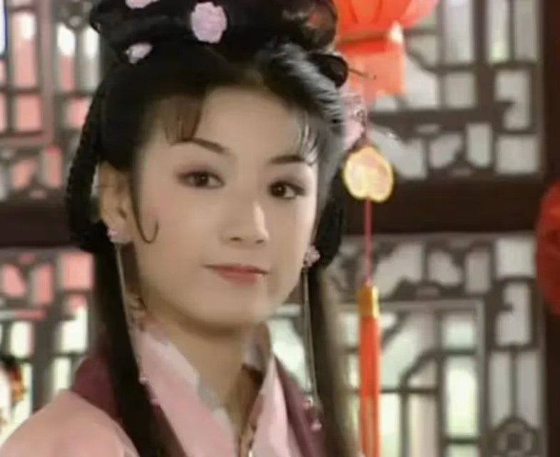 她靠一部劇吃一輩子,二婚嫁一名窮小子,如今丈夫紅到令人嫉妒