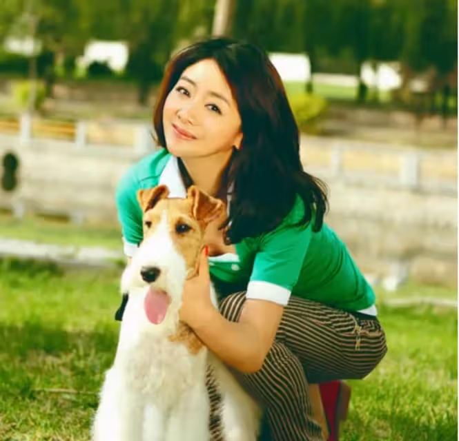 她靠一部劇吃一輩子,二婚嫁一名窮小子,如今丈夫紅到令人嫉妒