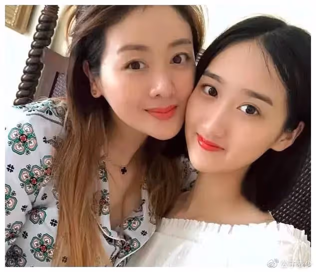 她靠一部劇吃一輩子,二婚嫁一名窮小子,如今丈夫紅到令人嫉妒