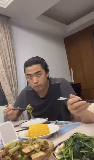 李立群罕曬長子,其態度不耐煩被指沒禮貌,此前因坑爹言論引爭議