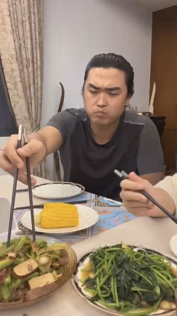 李立群罕曬長子,其態度不耐煩被指沒禮貌,此前因坑爹言論引爭議