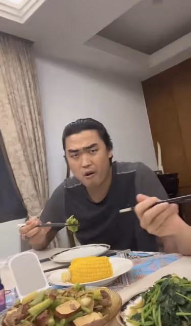 李立群罕曬長子,其態度不耐煩被指沒禮貌,此前因坑爹言論引爭議