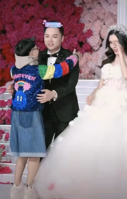 56歲金龜子惹爭議!主持網紅貓七七婚禮穿短褲,鞋底厚得如踩高蹺