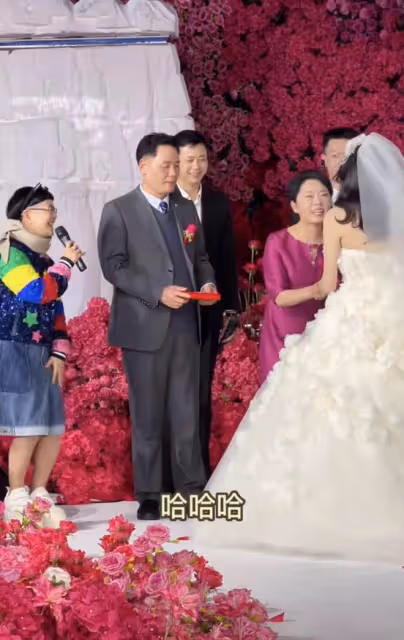 56歲金龜子惹爭議!主持網紅貓七七婚禮穿短褲,鞋底厚得如踩高蹺