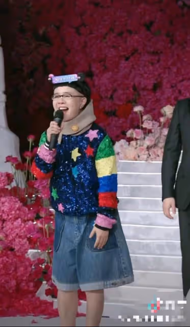 56歲金龜子惹爭議!主持網紅貓七七婚禮穿短褲,鞋底厚得如踩高蹺