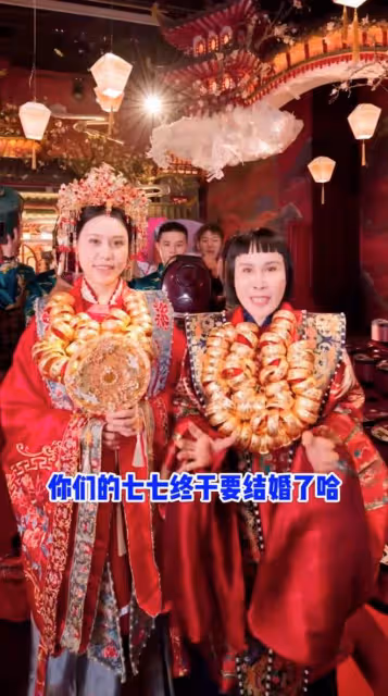 56歲金龜子惹爭議!主持網紅貓七七婚禮穿短褲,鞋底厚得如踩高蹺