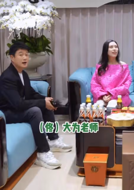 56歲金龜子惹爭議!主持網紅貓七七婚禮穿短褲,鞋底厚得如踩高蹺