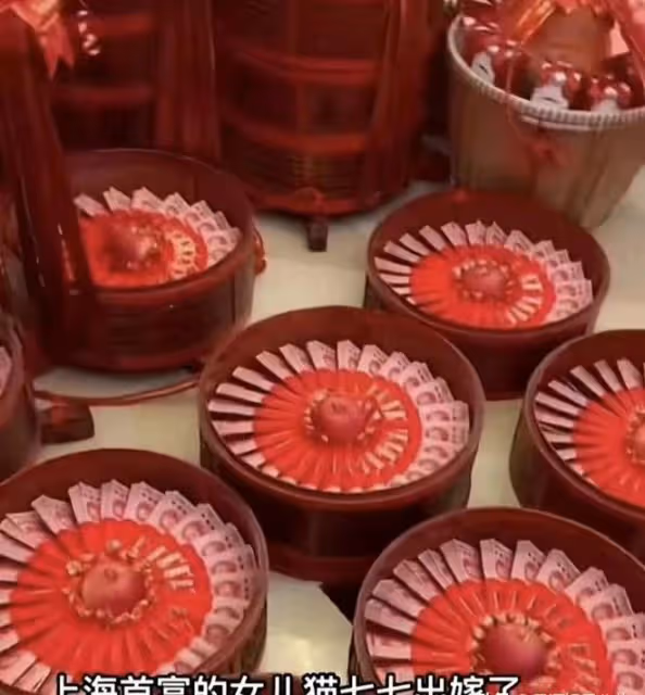 56歲金龜子惹爭議!主持網紅貓七七婚禮穿短褲,鞋底厚得如踩高蹺