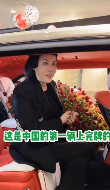 56歲金龜子惹爭議!主持網紅貓七七婚禮穿短褲,鞋底厚得如踩高蹺