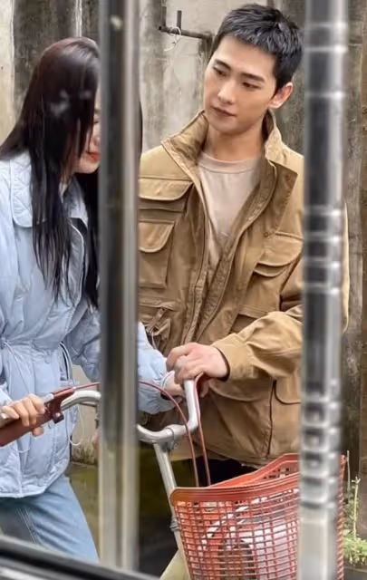 細節越扒越多!楊洋王楚然被曝海邊熱吻,見到中國遊客立刻逃跑