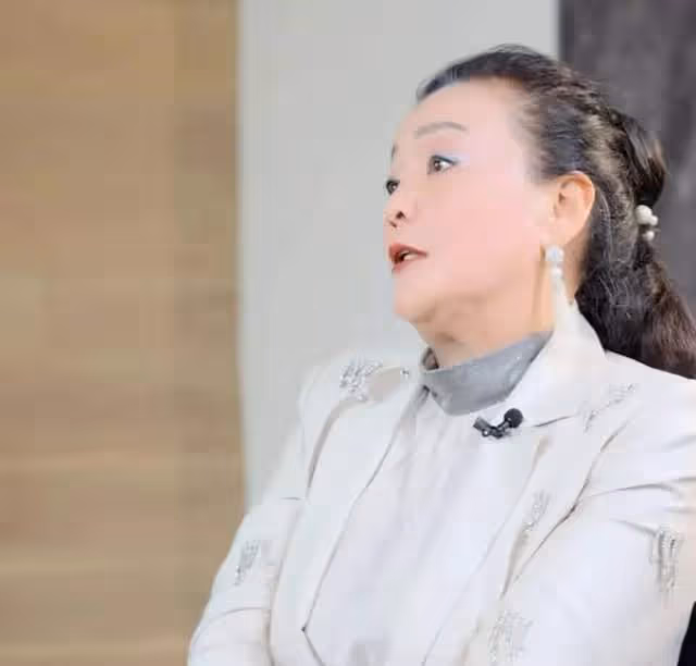 張蘭被曝拖欠90萬工資,疑另有隱情,涉事員工曾偷摸賺外快被抓包